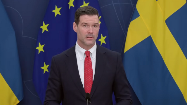 Migrationsminister Johan Forssell (M) lovade undantag för analfabeter – nu ger hans departement ett vagare besked. Foto: Regeringskansliet via YouTube