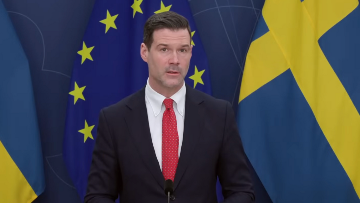 Migrationsminister Johan Forssell (M) lovade undantag för analfabeter – nu ger hans departement ett vagare besked. Foto: Regeringskansliet via YouTube