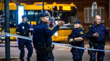 Polis och avspärrningsband vid stationen i Eslöv där en tonårsflicka blev allvarligt skadad i en knivattack på en buss. Foto: Johan Nilsson/TT