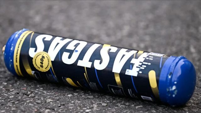 ”En övergiven lustgasbehållare i Danderyd. Både polis och kommun vittnar om att drivgaser vid upprepade tillfällen hittats vid skolor och förskolor i området.” Foto:TT