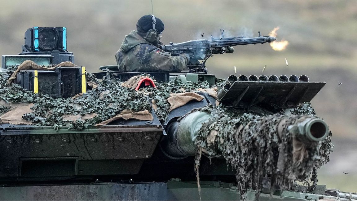 Soldat i en Leopard 2 stridsvagn. Foto: Martin Meissner/AP/TT