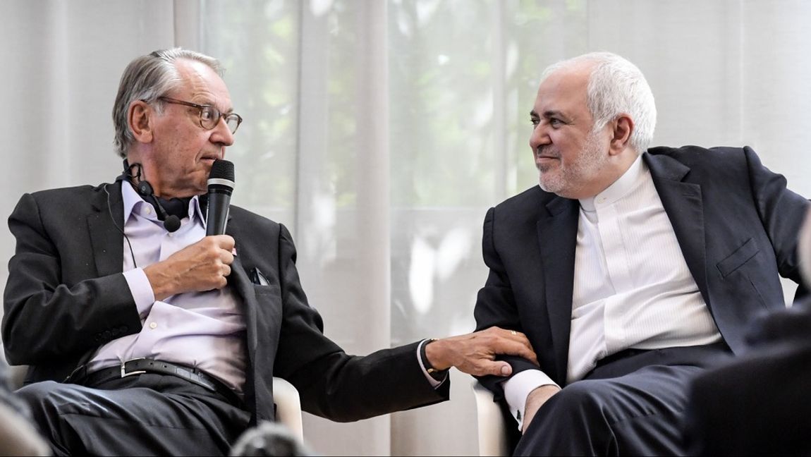 Den föredetta utrikesministern Jan Eliasson är kärvänlig med sin iranske kollega Javad Zarif i samband med att Zarif var inbjuden av SIPRI. Foto: Janerik Henriksson/TT