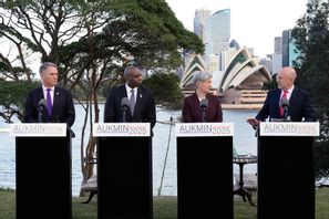Australiens försvarsminister Richard Marles, Storbritanniens utrikesminister David Lammy, Australiens utrikesminister Penny Wong och Storbritanniens försvarsminister John Healey vid ett möte på fredagen i Sydney. Foto: Rick Rycroft/AP/TT