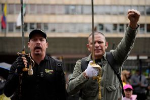 Militära veteraner i Bogotá protesterar på måndagen mot den senaste månadens mord på poliser och soldater i Colombia. Foto: Fernando Vergara/AP/TT