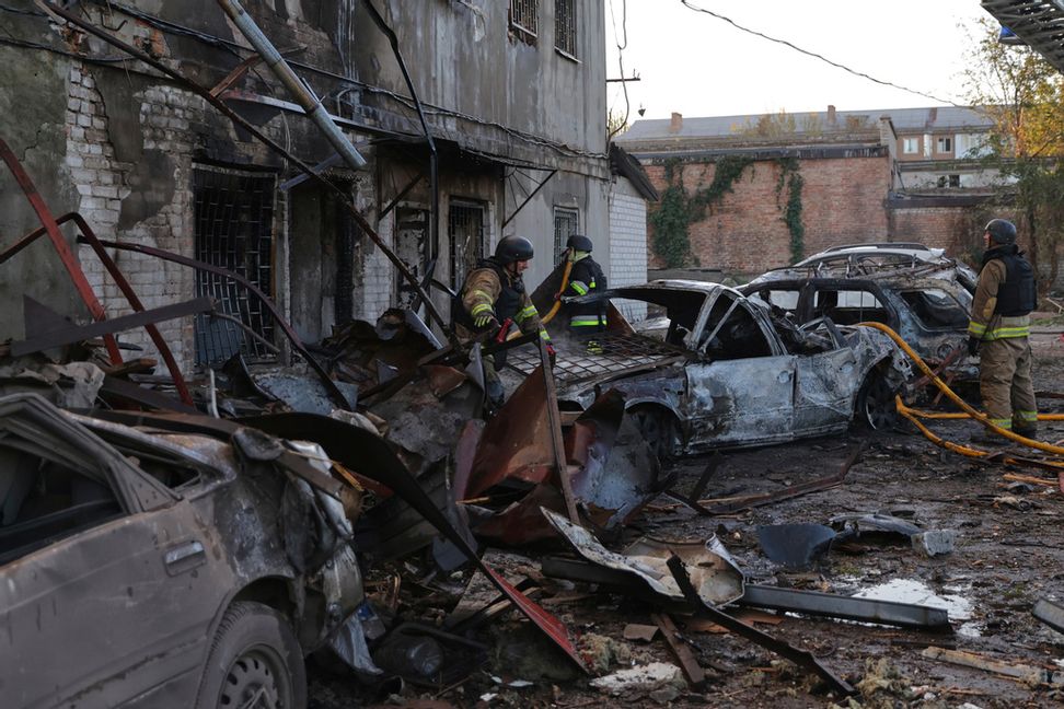 Räddningstjänsten arbetar under måndagen vid en byggnad som förstörts i ryska attacker mot den ukrainska staden Zaporizjzja. Foto: Kateryna Klochko/AP/TT