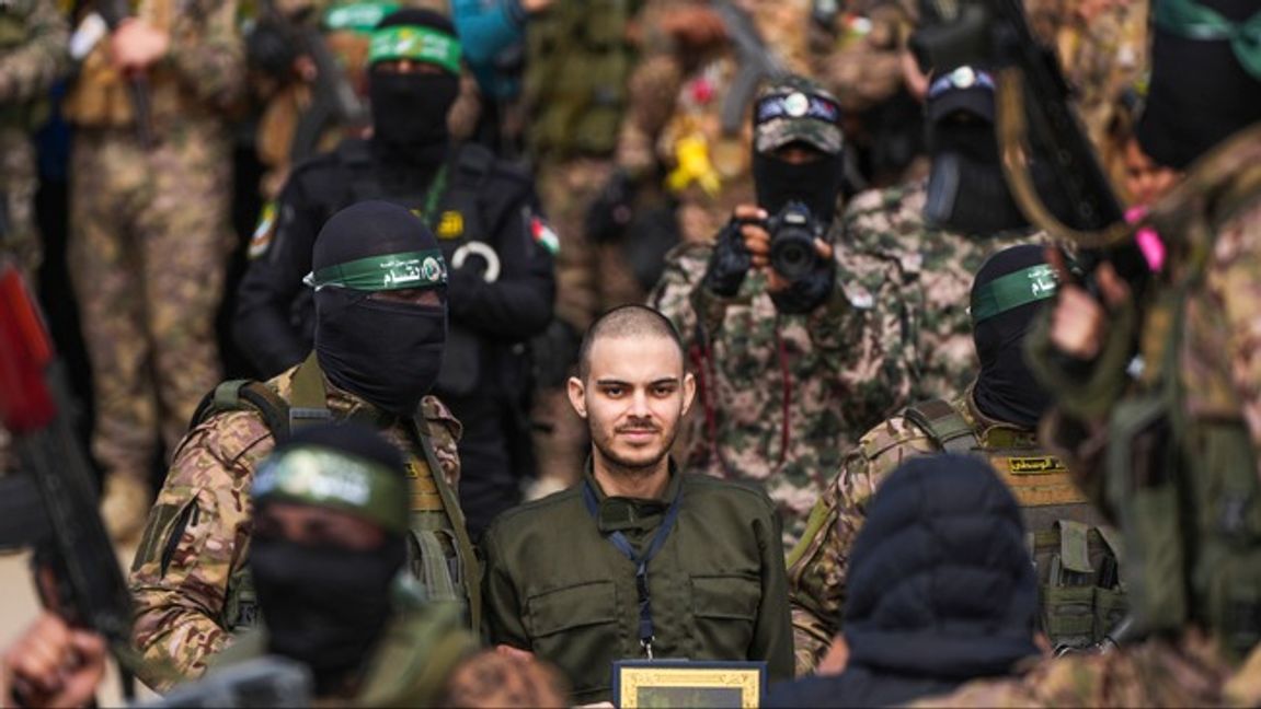 Israeliske gisslan Omer Wenkert, synbart utmärglad, paraderas av den muslimska terrororganisationen Hamas innan han överlämnas tillbaka till Israel. Foto: AP