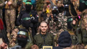 Israeliske gisslan Omer Wenkert, synbart utmärglad, paraderas av den muslimska terrororganisationen Hamas innan han överlämnas tillbaka till Israel. Foto: AP