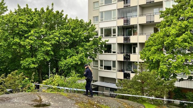 En kvinna har blivit puttad ned från en balkong på tredje våningen i Hässelby gård i Stockholm. Foto: Fredrik Grufman 