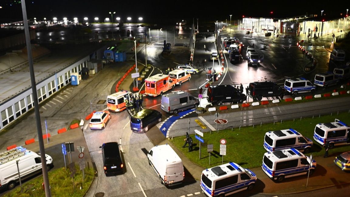 Polisbilar och ambulanser vid Hamburgs flygplats på lördagskvällen. Foto: JONAS WALZBERG/AP/TT