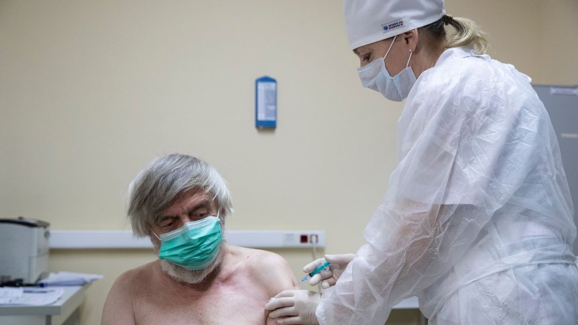 En Moskva-bo vaccineras med det ryska Sputnik V-vaccinet, som Ryssland nu även hoppas få klartecken för inom EU. Arkivfoto. Foto: Pavel Golovkin/AP/TT