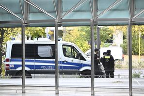 Tysk polis jagar en man som lämnat en väska med en sprängladdning på en pendeltågsstation i Berlin. Bilden är från ett annat tillfälle. Christine Olsson/TT