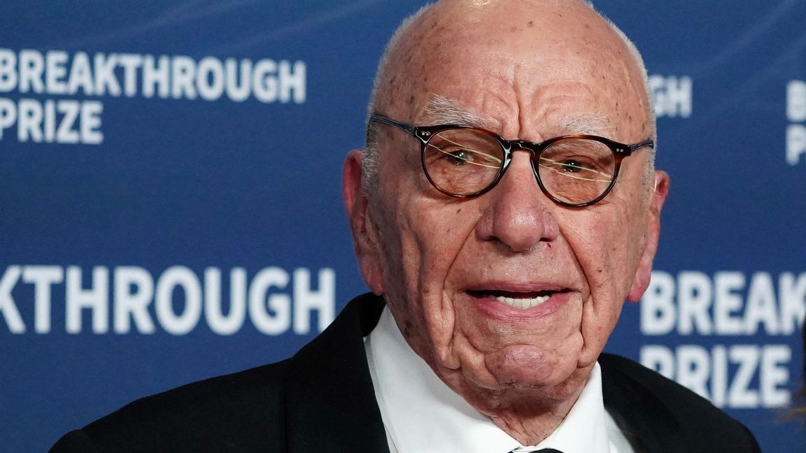 Rupert Murdoch, 94, har säkrat att sonen Lachlan behåller kontrollen över Fox News efter faderns död. Foto: Jordan Strauss/AP/TT