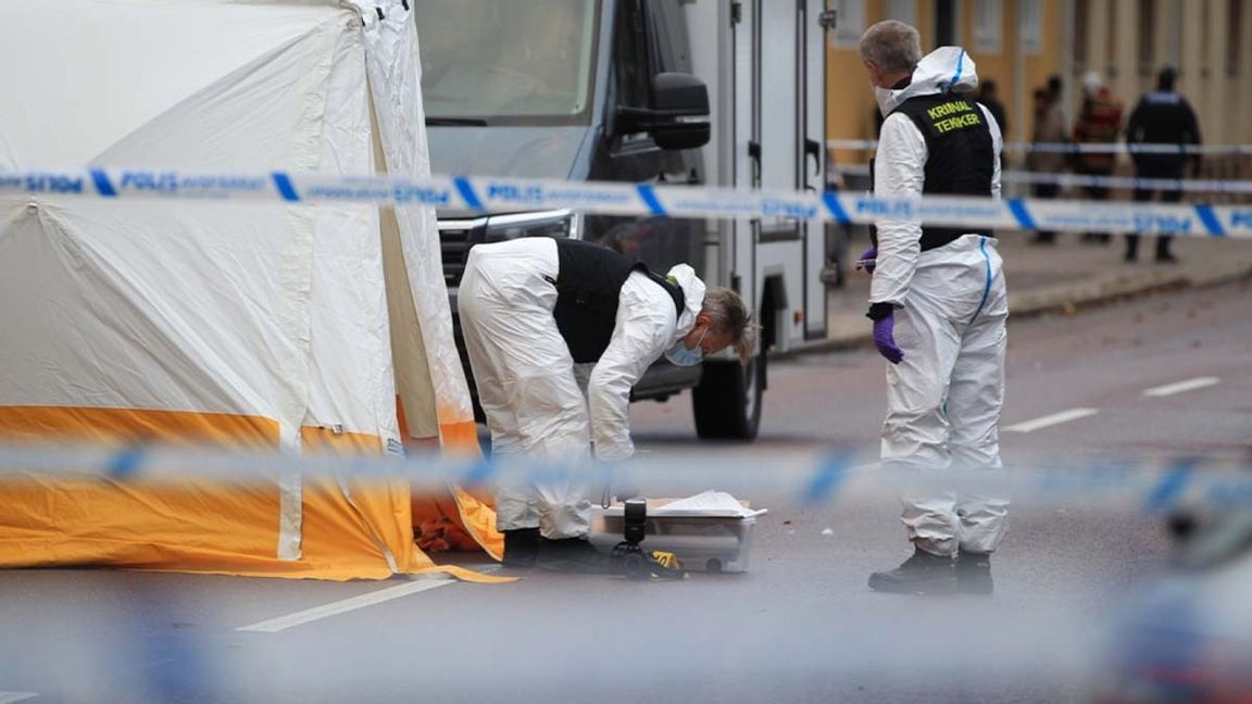 Kriminaltekniker undersöker brottsplatsen efter en dödsskjutning i Gävle i november förra året. Foto: Pernilla Wahlman/TT