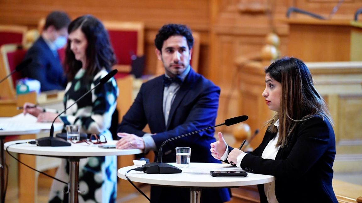 Miljöpartiets språkrör Märta Stenevi (MP), socialförsäkringsminister Ardalan Shekarabi (S) och Vänsterpartiets partiledare Nooshi Dadgostar (V) presenterar pensionsnyheter vid en pressträff i förstakammarsalen i Stockholm. Foto: Jessica Gow/TT