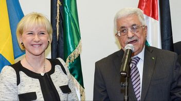 PLO:s ledare och palestinska myndighetens president Mahmoud Abbas till höger, tillsammans med dåvarande socialdemokratiska utrikesministern Margot Wallström under ett möte 2015. Foto: Fredrik Sandberg/TT