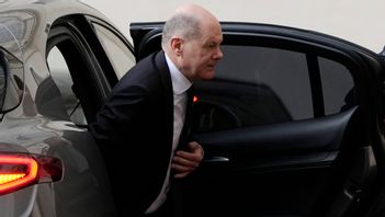 Tysklands förbundskansler Olaf Scholz i Vatikanstaten på lördagen. Foto: ALESSANDRA TARANTINO/AP/TT