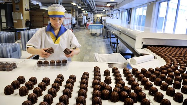 Produktionen av Mums-mums har för låg lönsamhet. Därför vill Cloetta använda personalen till andra arbetsuppgifter. Foto: Jessica Gow / TT