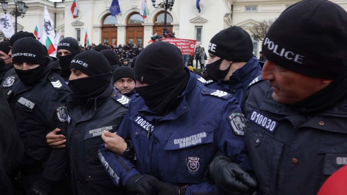 Polis utanför parlamentsbyggnaden i Sofia under onsdagens protester. Foto: Valentina Petrova/AP/TT