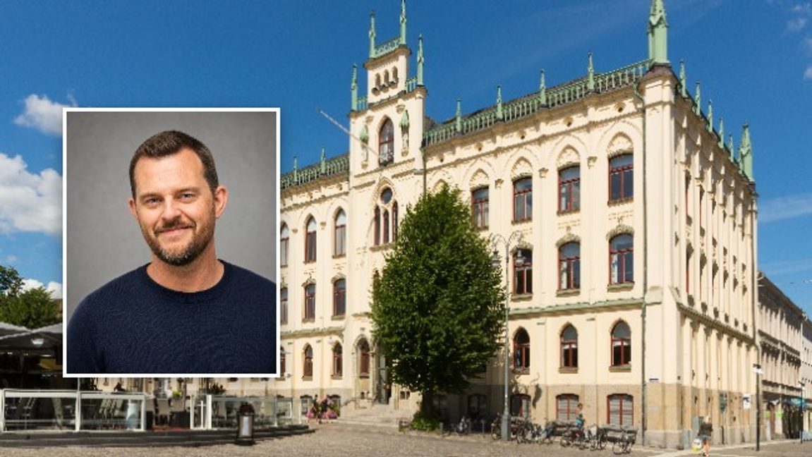Debattören och Örebro rådhus. Bild: Liberaler Humanist/CC BY-SA 3.0