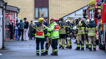 Räddningstjänst, ambulans och polis på plats vid branden som bröt ut i en lägenhet på Magistratsvägen på Nova fäladen i Lund på tisdagskvällen. Foto: Johan Nilsson/TT