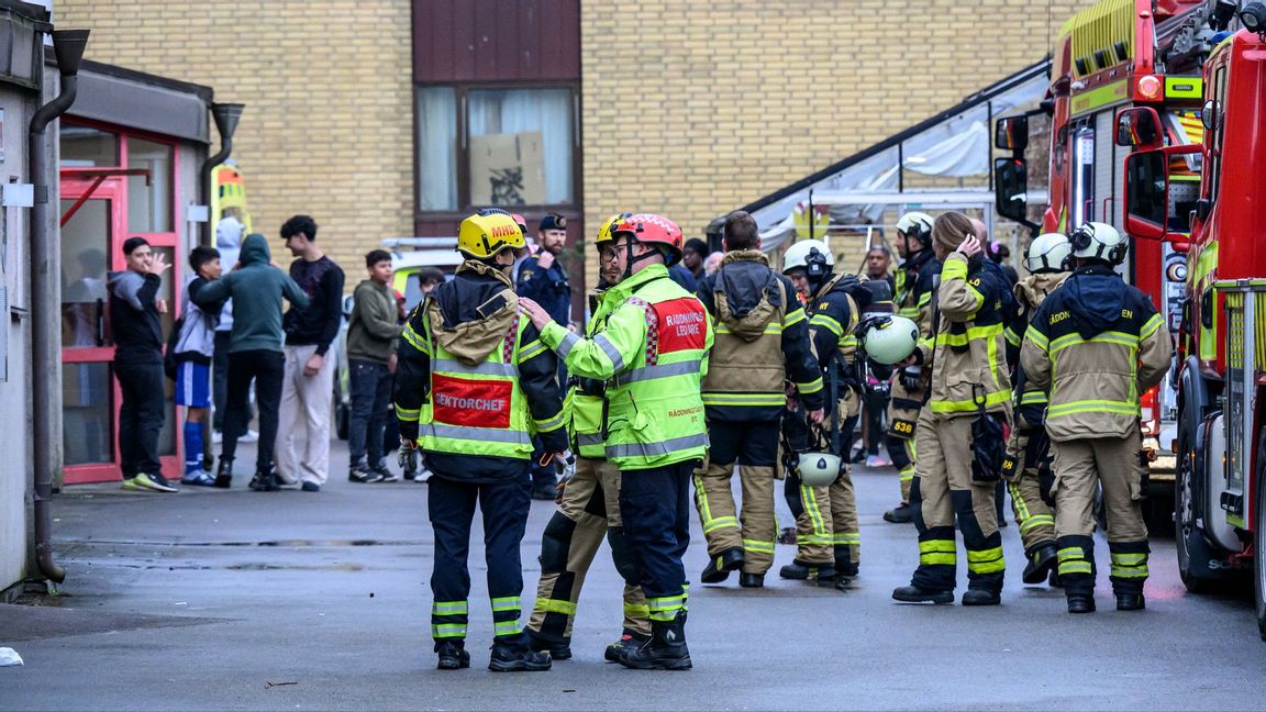 Räddningstjänst, ambulans och polis på plats vid branden som bröt ut i en lägenhet på Magistratsvägen på Nova fäladen i Lund på tisdagskvällen. Foto: Johan Nilsson/TT