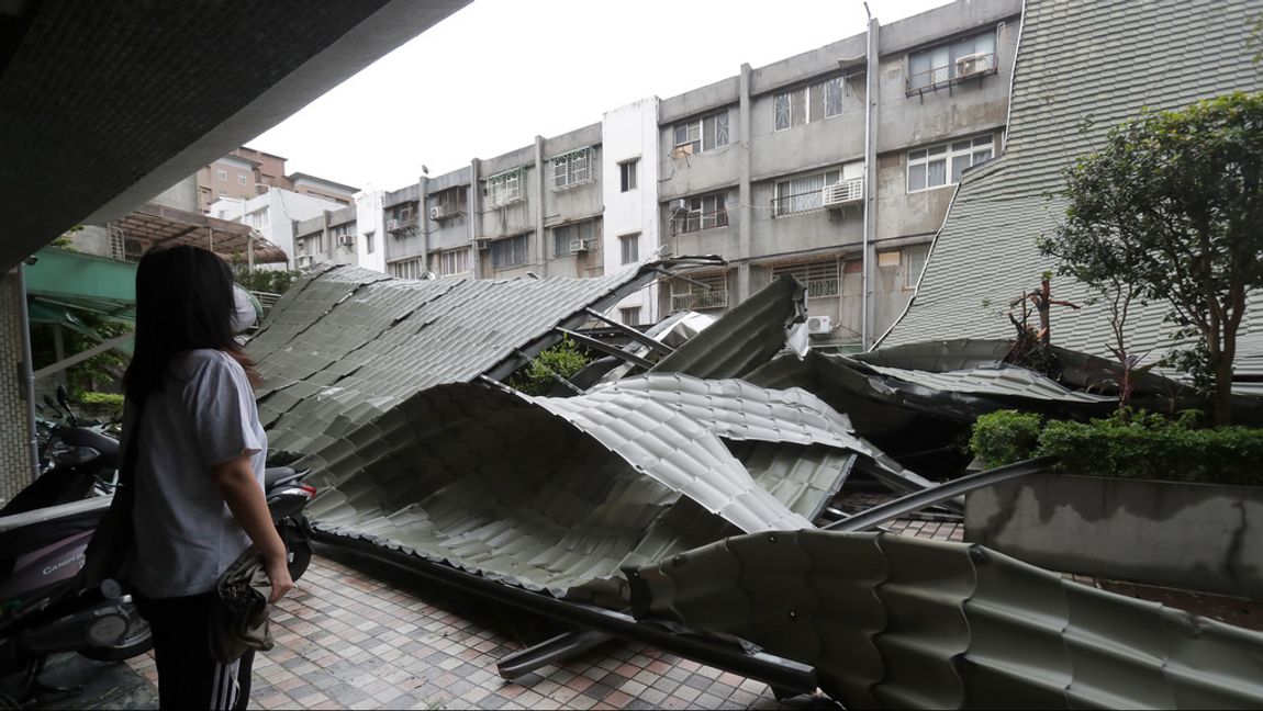 Ett nerblåst tak efter tyfonen Kong-reys framfart i Taipei, Taiwan, i fredags. Foto: Chiang Ying-ying/AP/TT