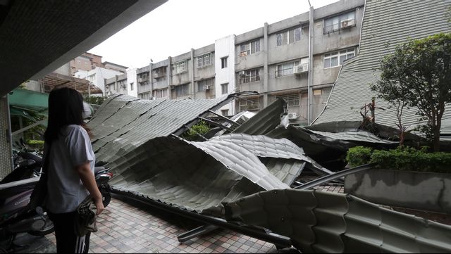 Ett nerblåst tak efter tyfonen Kong-reys framfart i Taipei, Taiwan, i fredags. Foto: Chiang Ying-ying/AP/TT