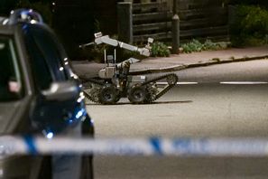 Polisen larmades om ett misstänkt farligt föremål och har använt sig av en robot. Foto: Mikael Nilsson/TT