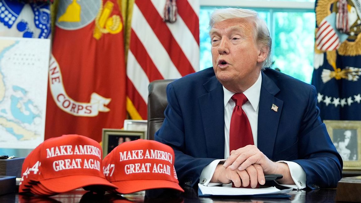 President Trump i Ovala rummet med sina klassiska röda MAGA-kepsar. Foto: Alex Brandon/AP/TT