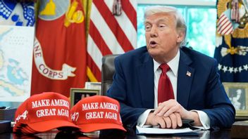 President Trump i Ovala rummet med sina klassiska röda MAGA-kepsar. Foto: Alex Brandon/AP/TT