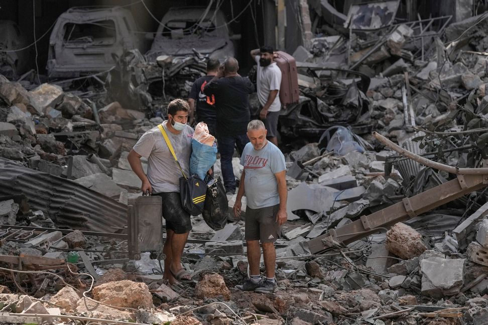 Förödelse i Libanons huvudstad Beirut efter ett israeliskt flyganfall i fredags. Bilal Hussein/AP/TT