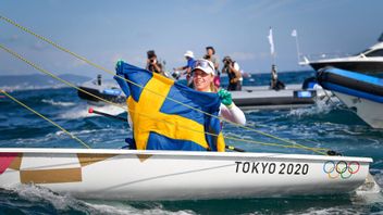 Josefin Olsson tog OS-silver i seglingens laser radial efter att ha kommit först i den avslutande medaljseglingen. Foto: Henrik Montgomery/TT.