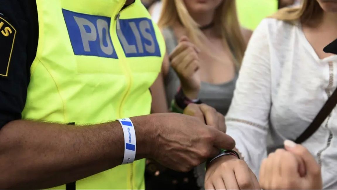 Polisen hjälper en besökare på Bråvalla festival att sätta fast ett armband med texten ”Tafsa inte” sommaren 2016 Foto: Izabelle Nordfjell/TT