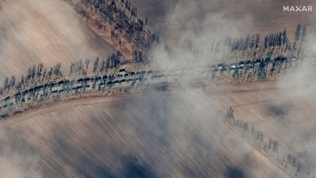 Satellitbild som sägs visa rysk militär på väg söderut nära Ivankiv, norr om Kiev, på söndagen. Foto: Maxar Technologies via AP/TT