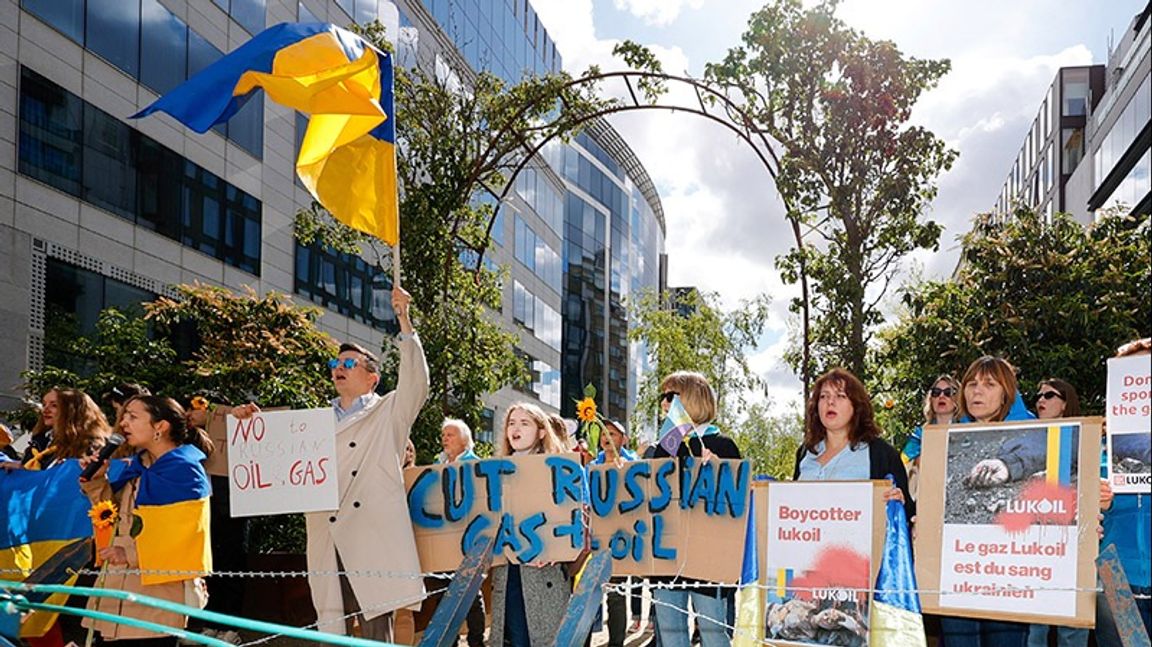 Ukrainska demonstranter demonstrerade igår inför det extrainsatta EU-mötet. Foto: Olivier Matthys/AP/TT