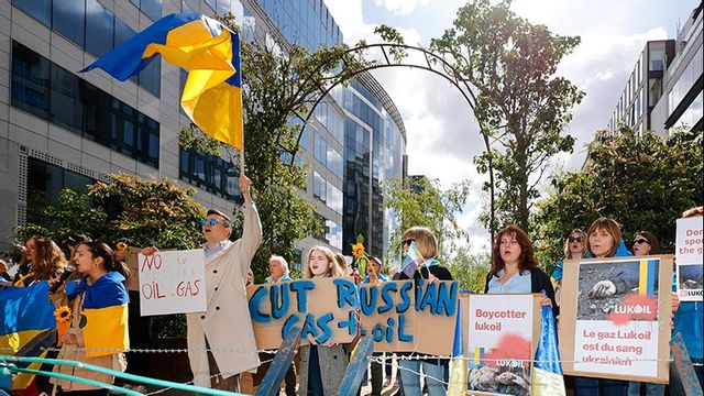 Ukrainska demonstranter demonstrerade igår inför det extrainsatta EU-mötet. Foto: Olivier Matthys/AP/TT
