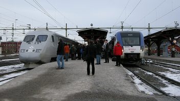 Genrebild: Veolia X52 9034 och SJ X2-tåg i Sundsvall, det senare som tåg 583 mot Stockholm  G och J  Creative Commons Attribution 4.0