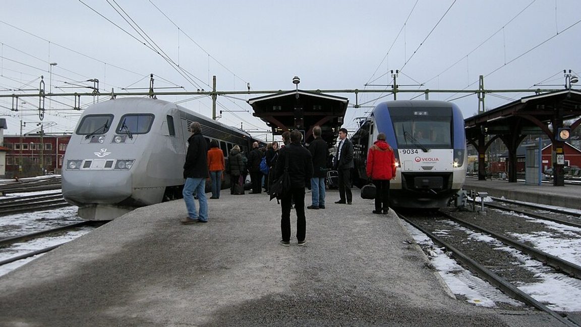 Genrebild: Veolia X52 9034 och SJ X2-tåg i Sundsvall, det senare som tåg 583 mot Stockholm G och J Creative Commons Attribution 4.0