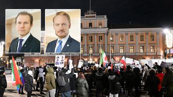 Dagens debattörer Markus Wiechel och Aron Emilsson. Demonstration utanför UD i december. Foto: Pressbild / 	Fredrik Sandberg/TT