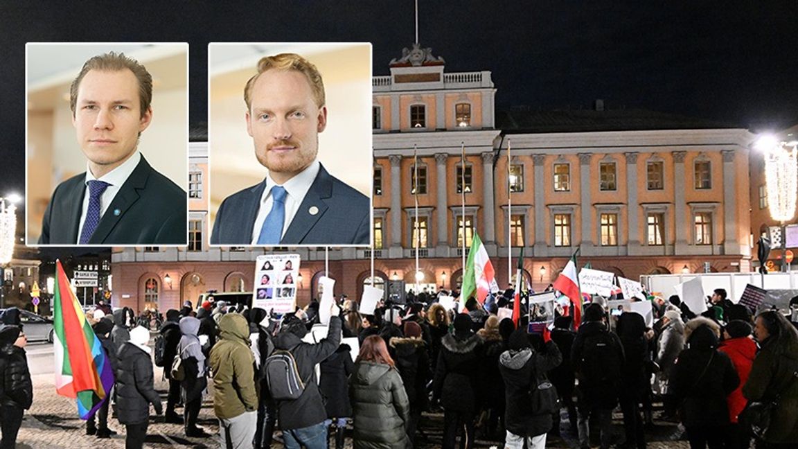 Dagens debattörer Markus Wiechel och Aron Emilsson. Demonstration utanför UD i december. Foto: Pressbild / 	Fredrik Sandberg/TT
