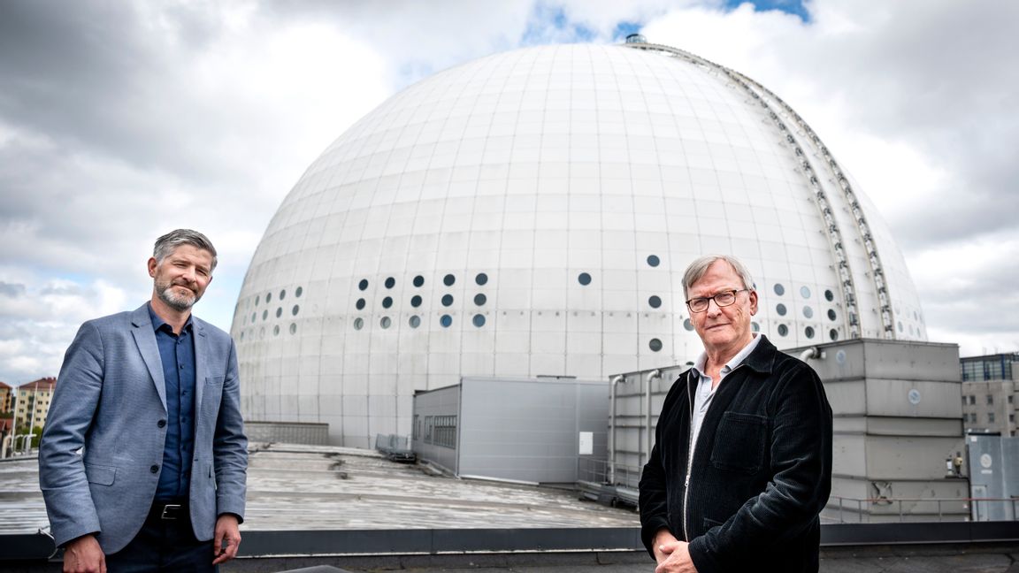 Stockholm Lives vd Andreas Sand och Tim Berglings pappa Klas Bergling framför Avicii Arena. Foto: Pontus Lundahl/TT