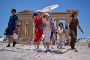 Turister i värmen vid Akropolis i Aten i slutet av juni. Foto: Petros Giannakouris/AP/TT