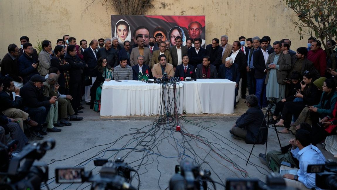 Bilawal Bhutto Zardari, partiledare för PPP, håller presskonferens i Islamabad. Foto: ANJUM NAVEED/AP/TT