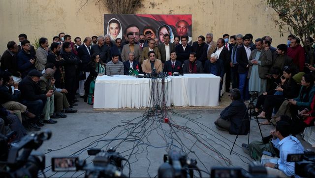 Bilawal Bhutto Zardari, partiledare för PPP, håller presskonferens i Islamabad. Foto: ANJUM NAVEED/AP/TT