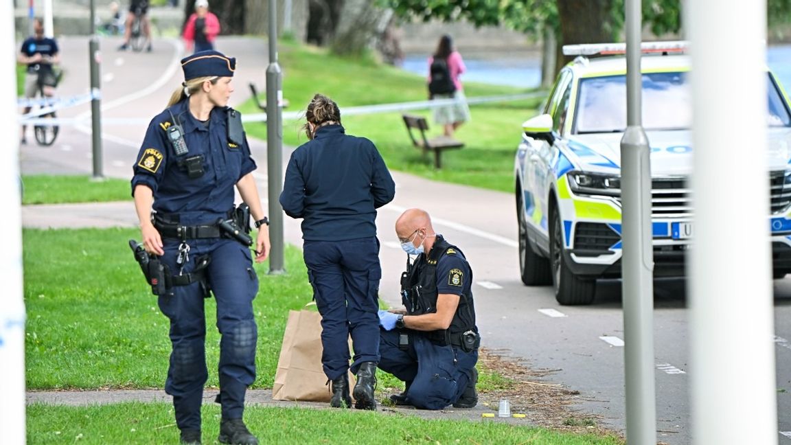 Stor polisinsats efter en skottlossning i centrala Karlstad under torsdagen. Under eftermiddagen bekräftade polisen att en vuxen man var allvarligt skadad. Foto: Tommy Pedersen / TT