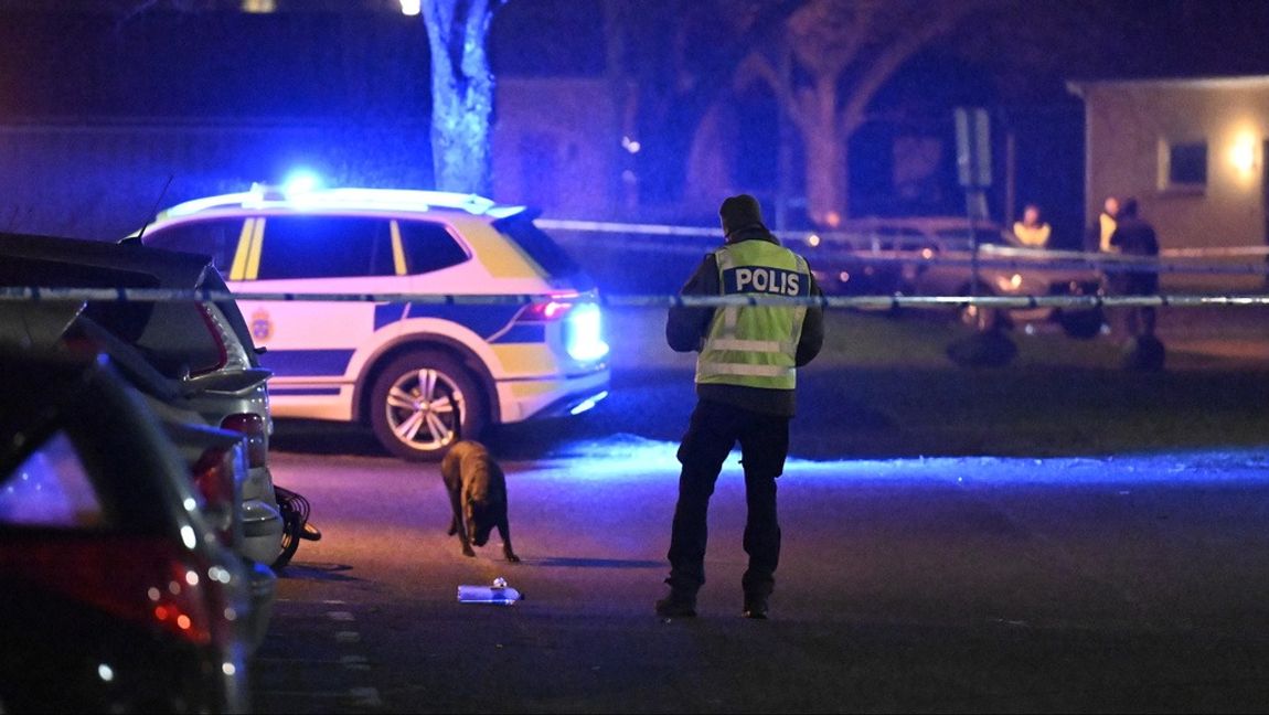 Polis på plats i Kristianstad natten till tisdagen sedan en man påträffats med misstänkta skottskador. Foto: JOHAN NILSSON/TT