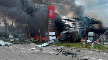 En bensinstation i Charkiv efter en rysk drönarattack den 6 juli 2026. Antidrönarnäten hjälpte inte. Foto: Telegram / Ukrainas nationella polis
