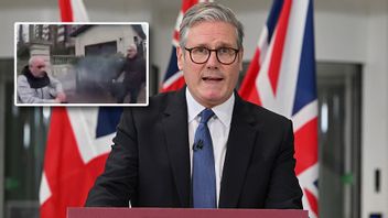 Hamit Coskun (vänstra övre hörnet) attackerades av en knivbeväpnad man när han brände koranen. Coskun står nu åtalad för brott efter koranbränningen, varpå premiärminister Keir Starmers tidigare försvar av en aktivist under sin tid som advokat har uppmärksammats. Foto: Skärmdump X/Thomas Krych/AP/TT