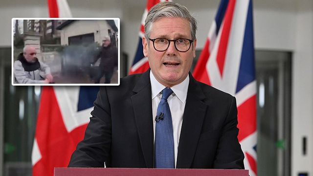 Hamit Coskun (vänstra övre hörnet) attackerades av en knivbeväpnad man när han brände koranen. Coskun står nu åtalad för brott efter koranbränningen, varpå premiärminister Keir Starmers tidigare försvar av en aktivist under sin tid som advokat har uppmärksammats. Foto: Skärmdump X/Thomas Krych/AP/TT