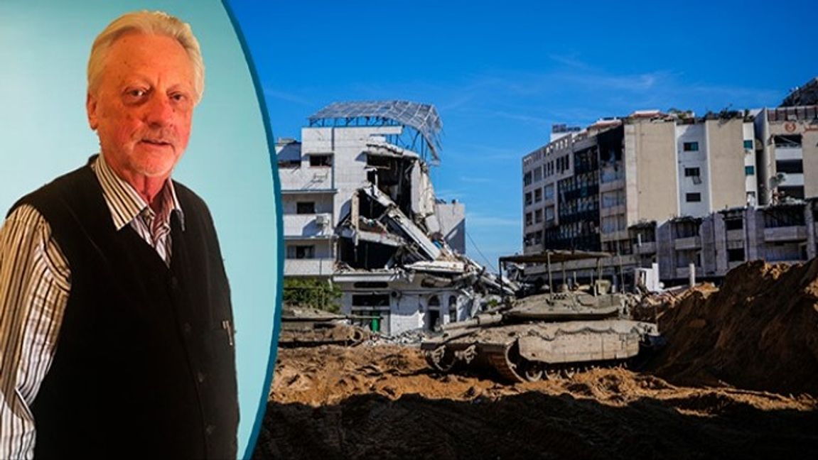 En israelisk pansarvagn parkerad utanför UNRWA:s högkvarter i Gaza. Hamas förvarade utrustning i tunnlar under byggnaden. FOTO: Ariel Schalit / TT
